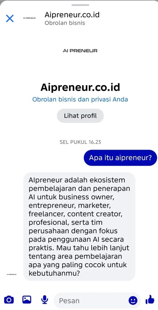 Percakapan Messenger di ponsel, menampilkan pertanyaan pelanggan dan jawaban dari agent AI
